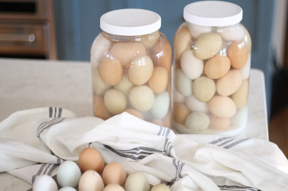Cara pertama untuk mengawetkan telur dalah dengan menggunakan Garam