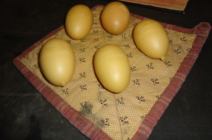 Selain menggunakan larutan yang bisa dibeli di toko atau pasar, ada juga cara pengawetan telur dengan parafin