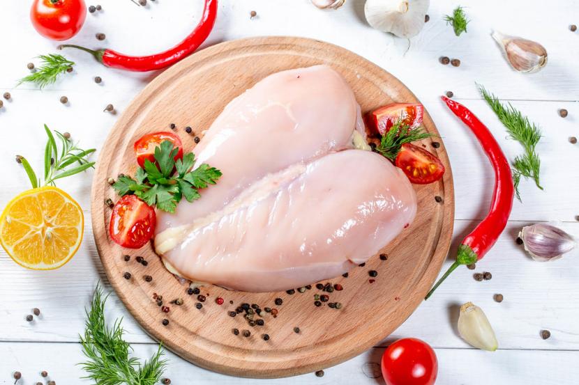 Jumlah protein dada ayam rebus dan goreng penting diketahui