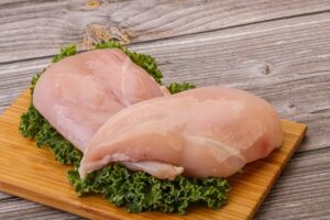 Warna daging ayam broiler memiliki tekstur kenyal dan padat